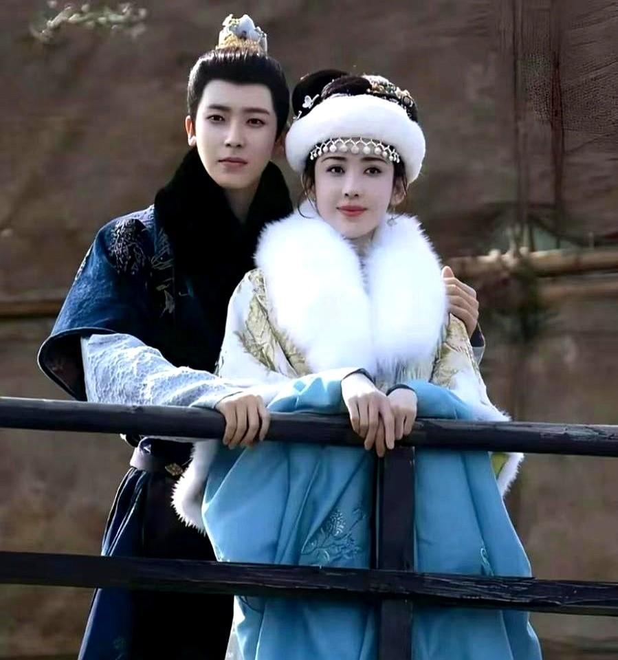 别猜了，最后赢的不是男女主，是那个不起眼的程管家！

他凭什么？就凭手里捏着荣家