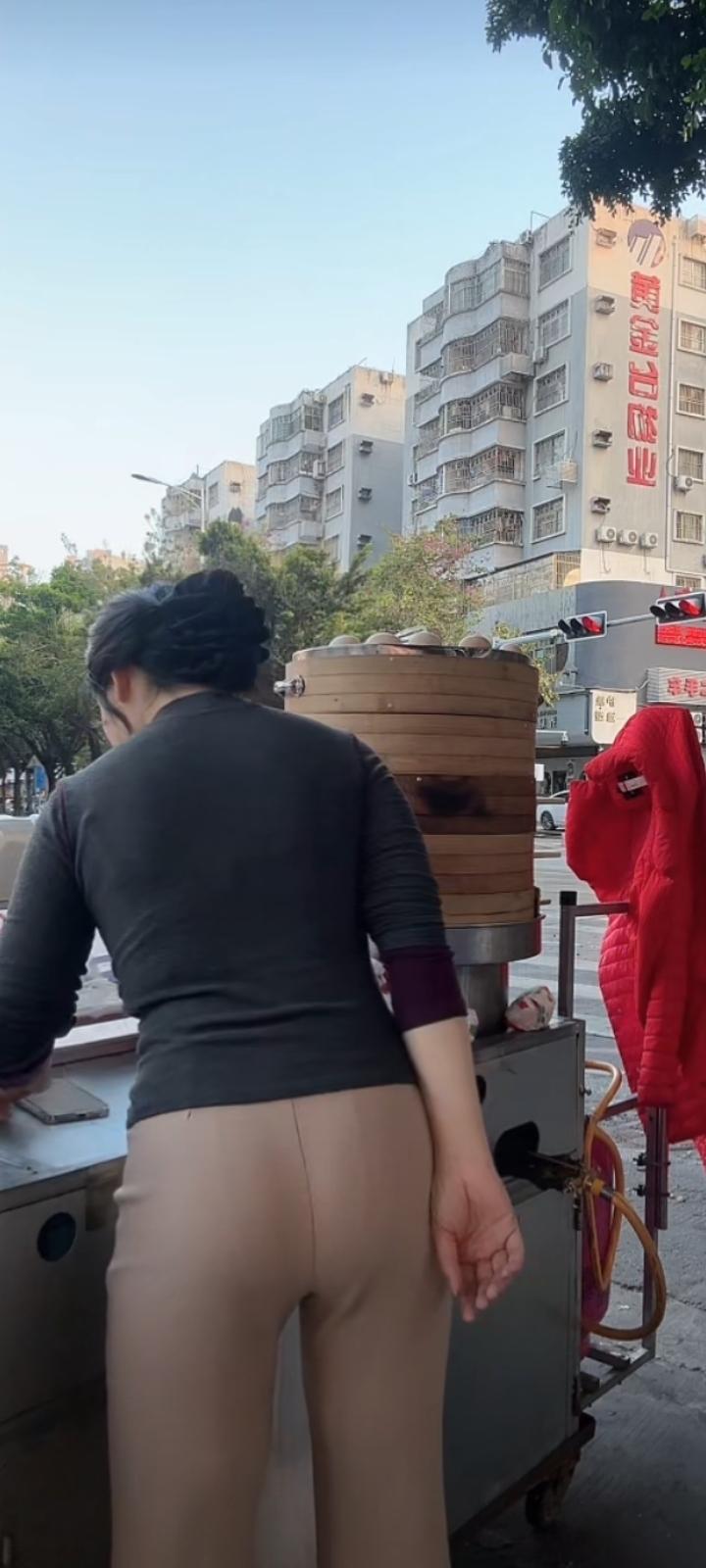 晨光轻轻掀开窗，
风把昨夜的凉吹走。
枝头新露悄悄亮，
今天，愿你万事温柔。
 