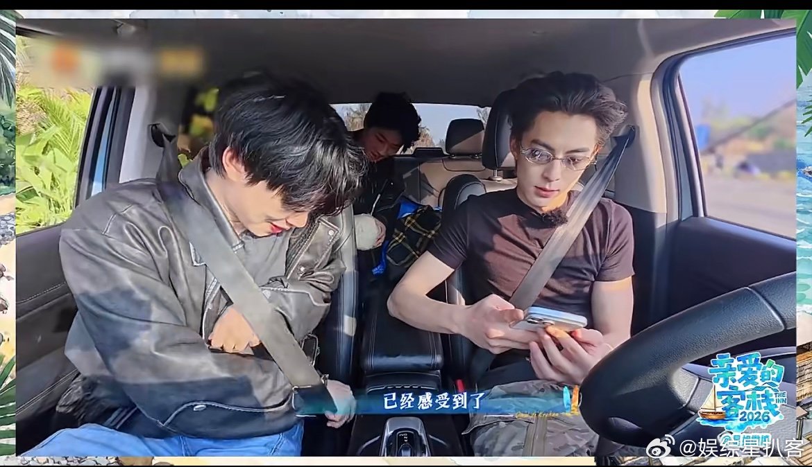 沈月说王鹤棣不要下海 王鹤棣随口就要下海抓海鲜，沈月一脸紧张拼命阻拦，画风又搞笑