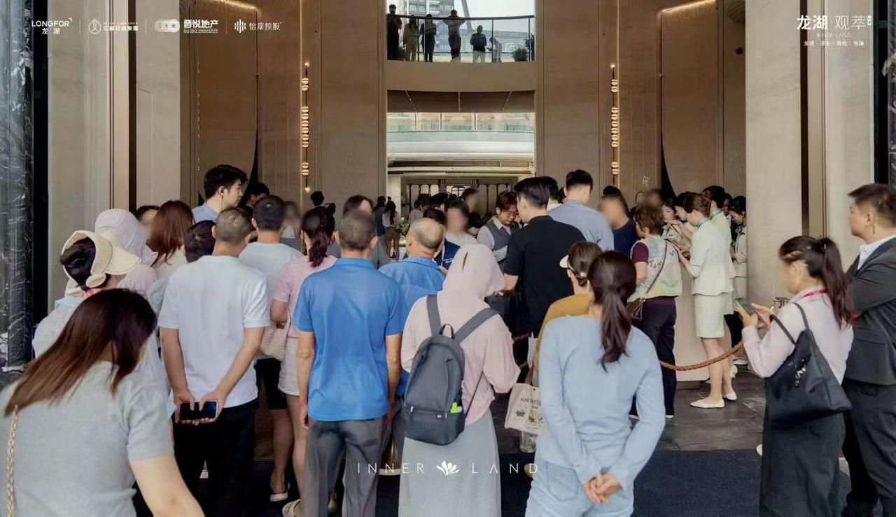 五一深圳楼市抢房排队现场，某楼盘千人排队[大笑][大笑][大笑]