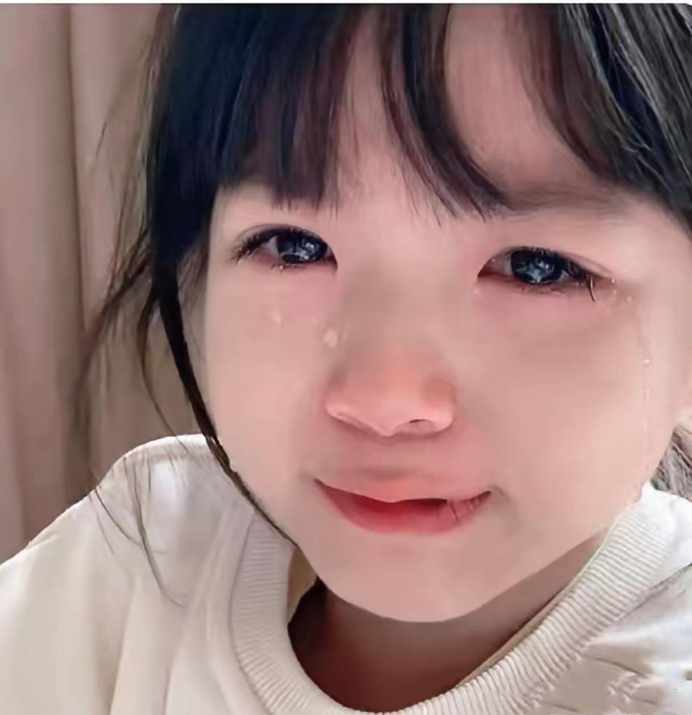 班主任嫌女孩校服发白：“你妈是清洁工就不管你？”可她没看见，女孩妈妈凌晨四点扫街