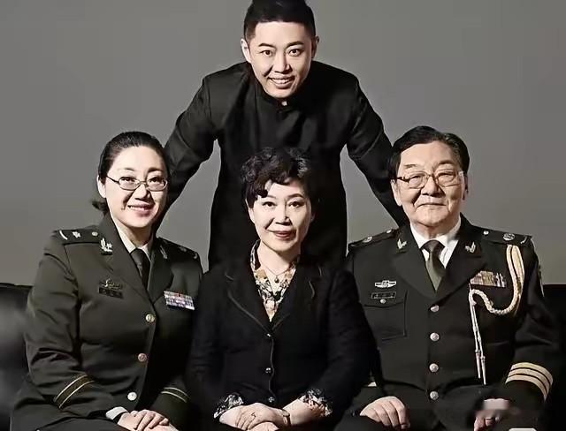 娱乐圈里“全家搞文艺”的不少，但像翟俊杰导演这家子，分工明确还个个拿得出手的，还