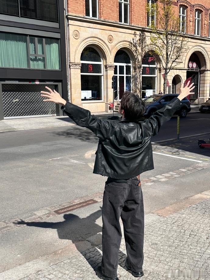 柏林街头的董思成 柏林街头的董思成真的是帅的又随性又养眼呀，看到随拍的照片的时候