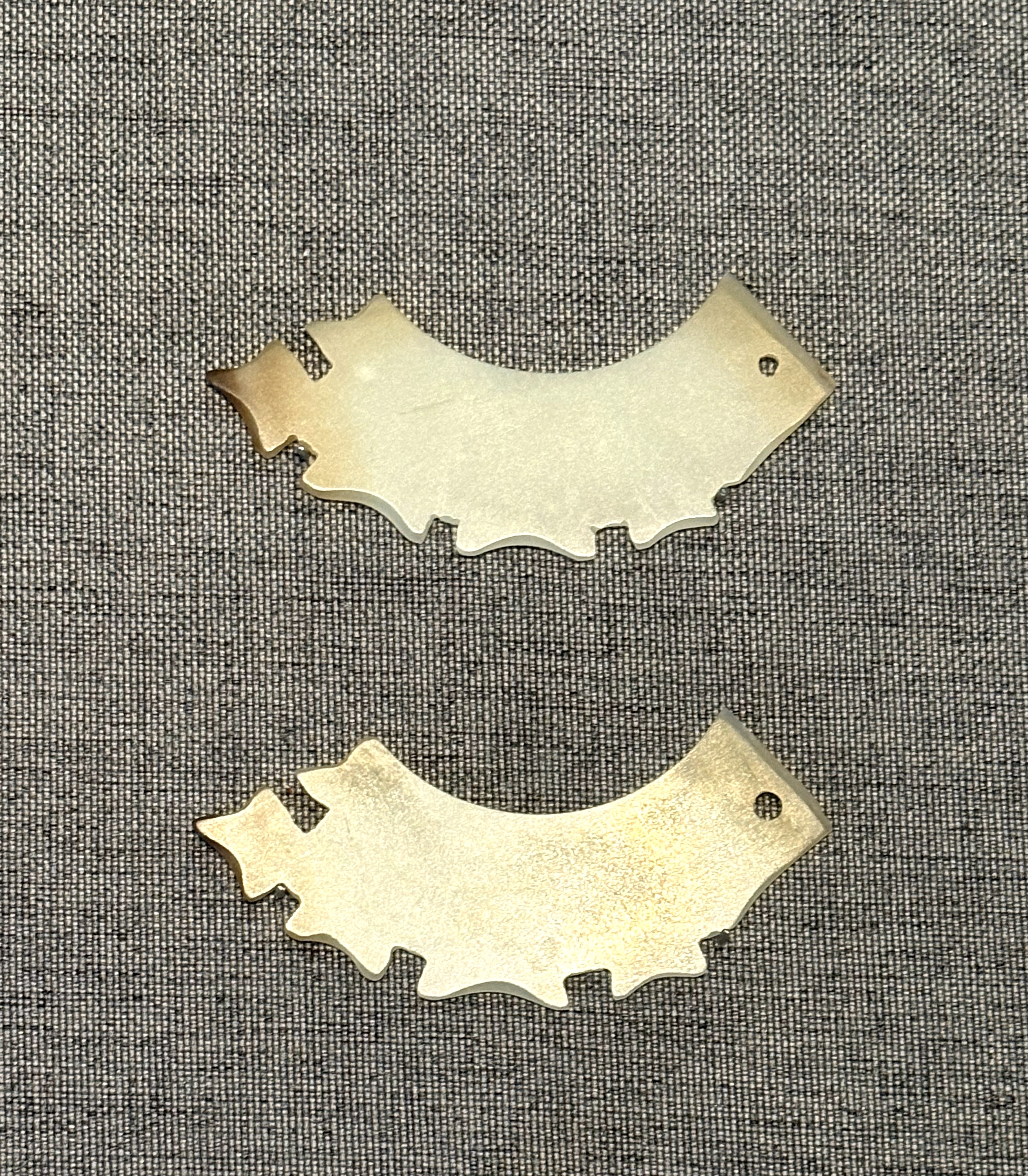 中国考古博物馆藏陶寺文化(公元前2300-前1900年)的一对有齿玉璜 