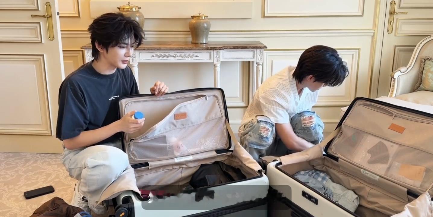 感觉小辉这里偷偷的把哥哥的话听进去了呀。。于是每天就会变成小闹钟黏着小普不停的问