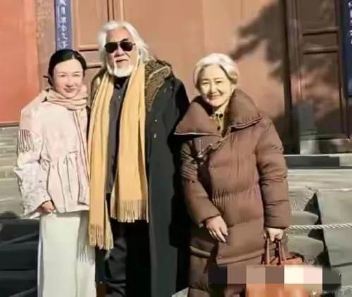 张纪中跟丈母娘年纪相仿，站一起更像是夫妻，杜星霖那么漂亮，原来是有个好看的妈妈。