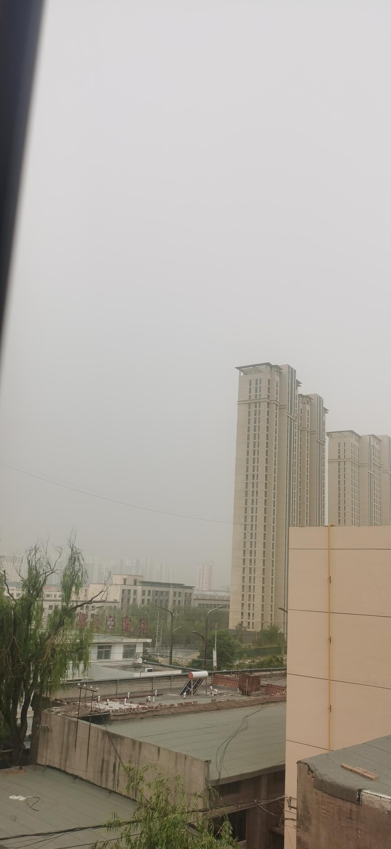 今天早上一睁眼，就被青海海东这灰蒙蒙的天吓了一跳，整个城市仿佛被一层灰色的纱幕笼