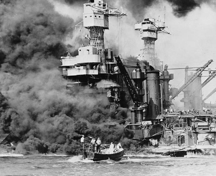 1941年12月7日，日本炸了珍珠港。2403名美国人当场死亡，太平洋舰队几乎全
