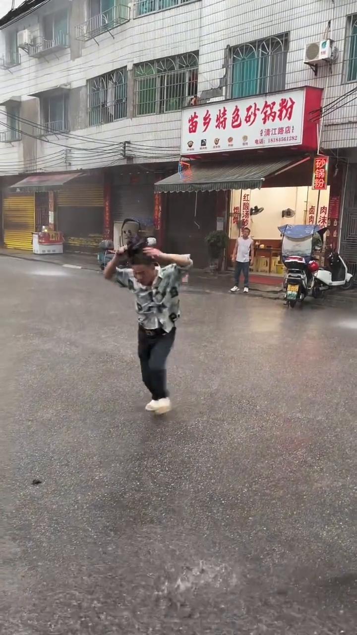 你拿过来，雨太大了，你过来拿。