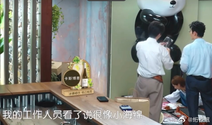 黄晓明放心吧， 小海绵的妈妈是baby，颜值不会低的。 黄晓明对王俊凯说：“我家