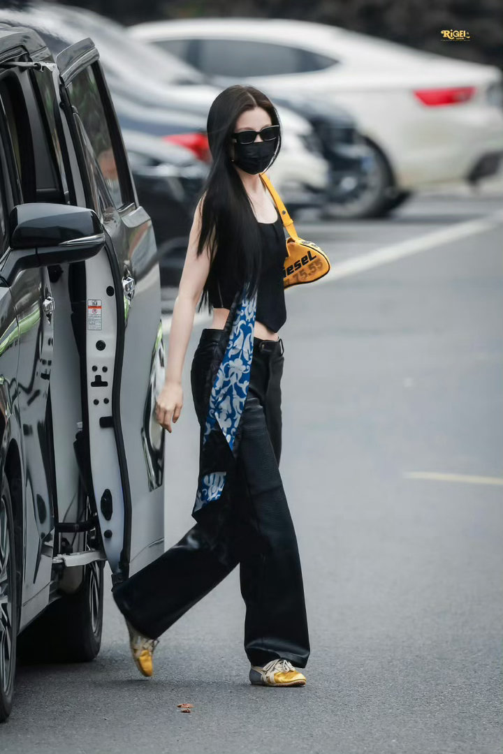 虞书欣《云初令》上班路透，酷飒黑金辣妹 