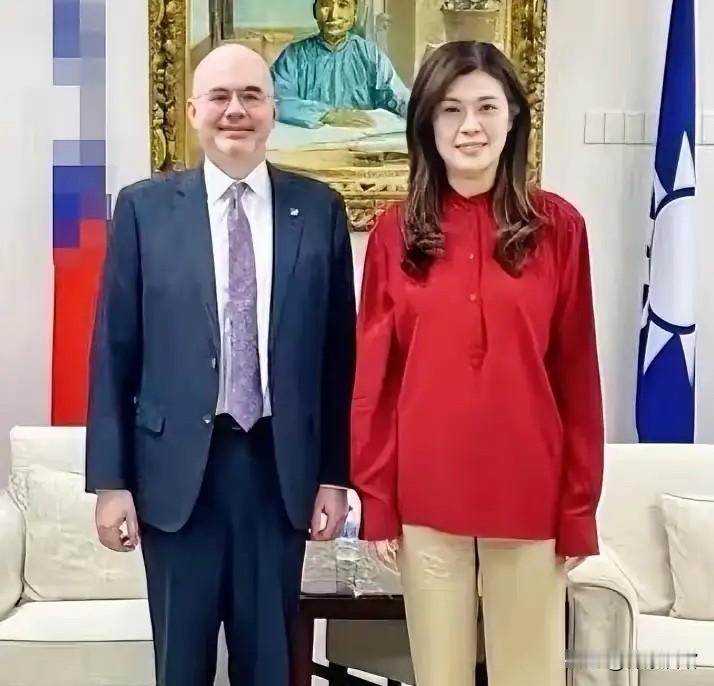 蓝绿白三方为“军购案”恶斗正酣，郑丽文会见谷立言，难道蓝营提前锁定胜局？
4月2