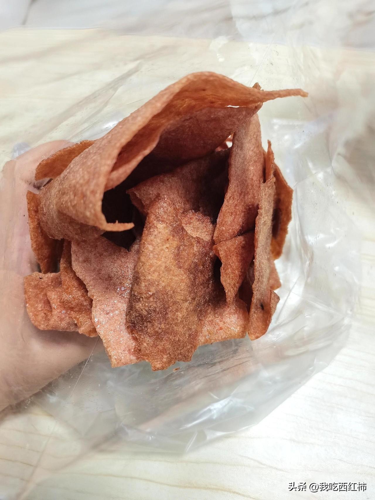 菜摊老板骗我说不甜
经过一个菜摊，看见摊上挂了好几袋这个脆脆零食，一开始以为是红