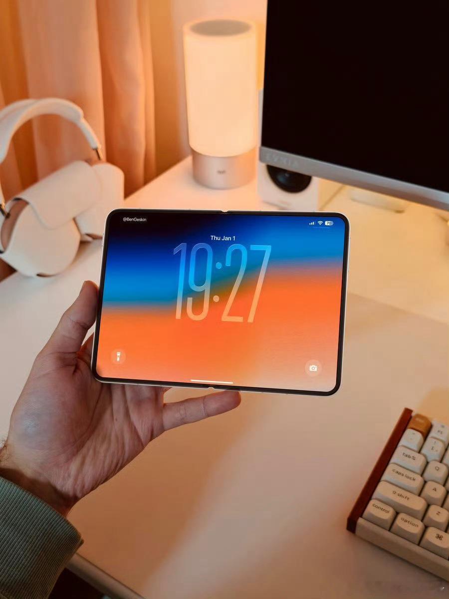 iPhoneFold上手 这比例有点眼熟啊，看看到底像谁 iPhone千万别删的