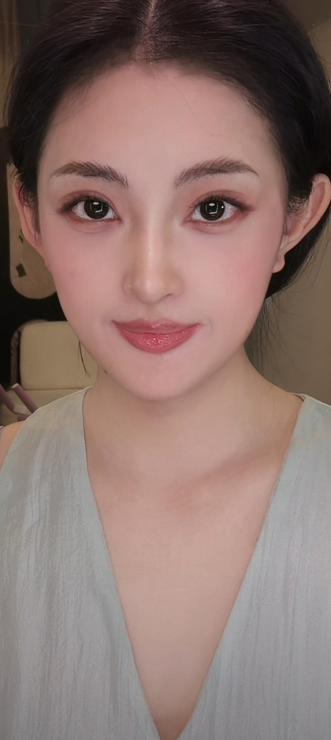 这姑娘妆容好精致，笑起来好甜。