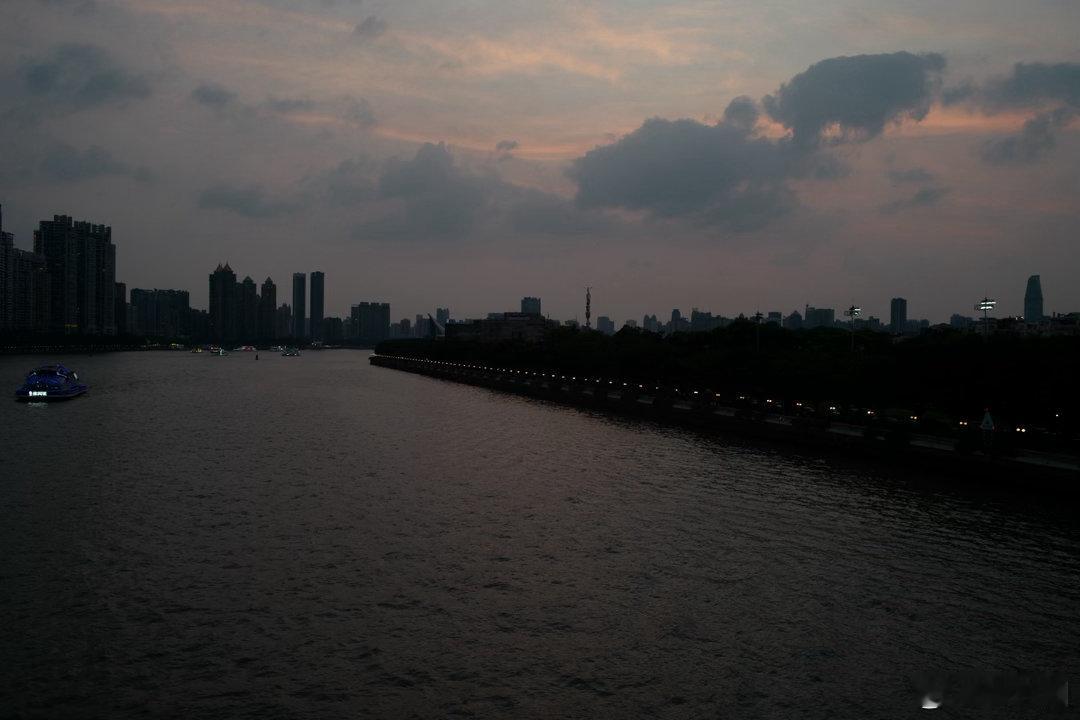 从黄昏到日落🌅，广州的夜生活开始了 假期的余额也不多了城市摄影风景摄影 拍摄于