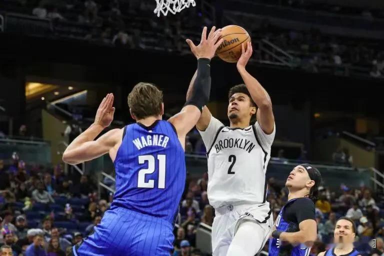 据NBA分析网报道，湖人管理层今夏可以通过交易让阵容更加均衡从而加大留下詹姆斯的