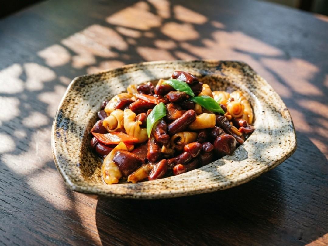 海兔烧红蘑

食材准备：

主料：干红蘑（松树伞） 150克，海兔（笔管鱼/籽乌