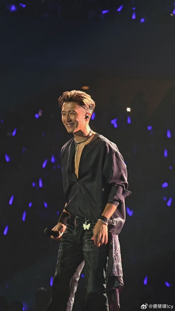 谢霆锋九亿大哥的梦 大合唱环节，男粉声音一个赛一个大，清晰到能听出每个人都在用力