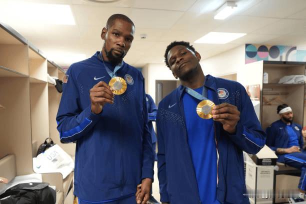 KD在播客节目里谈到和华子在奥运并肩作战的事儿，真的太有画面感了。他说跟华子总形