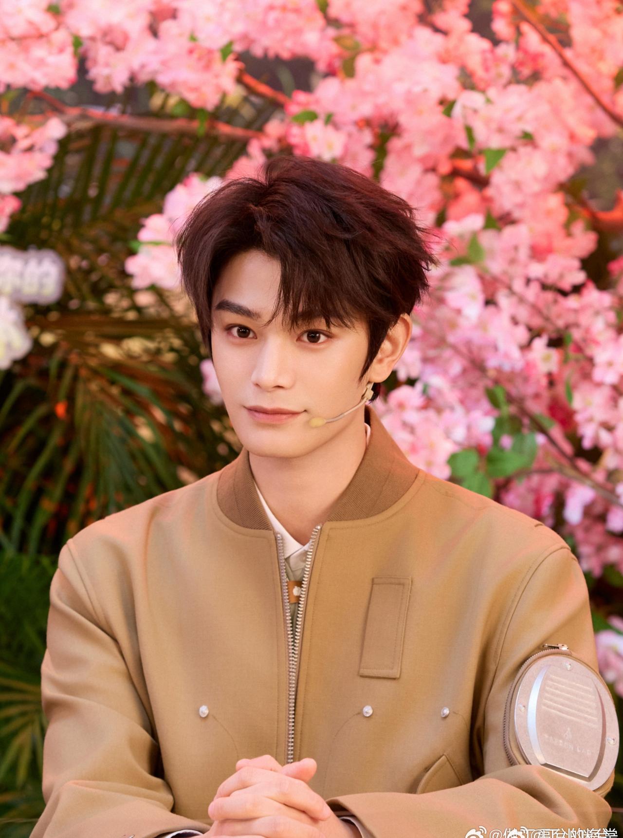 恭喜天才游戏票房破3000w
微风拂过，几片花瓣飘落在掌心，柔软的触感像春天的亲