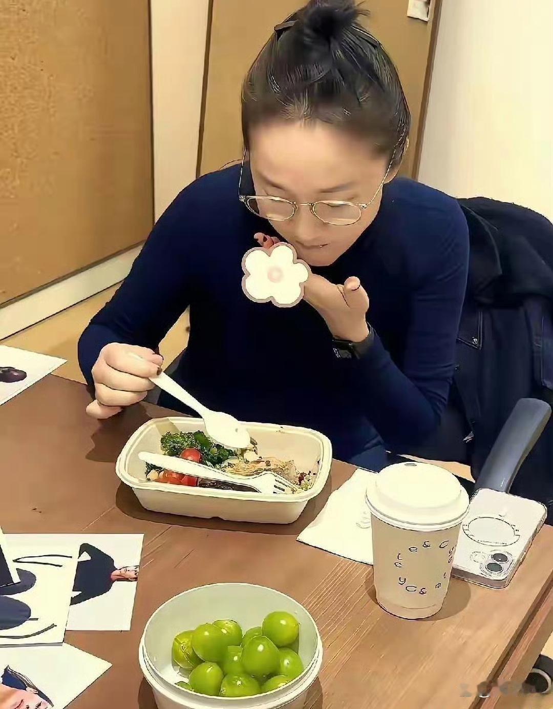 周迅的自﻿﻿律就﻿‏藏﻿在这碗‏轻食﻿里，怪不得‏一直这么瘦，状‎态也太绝﻿了吧