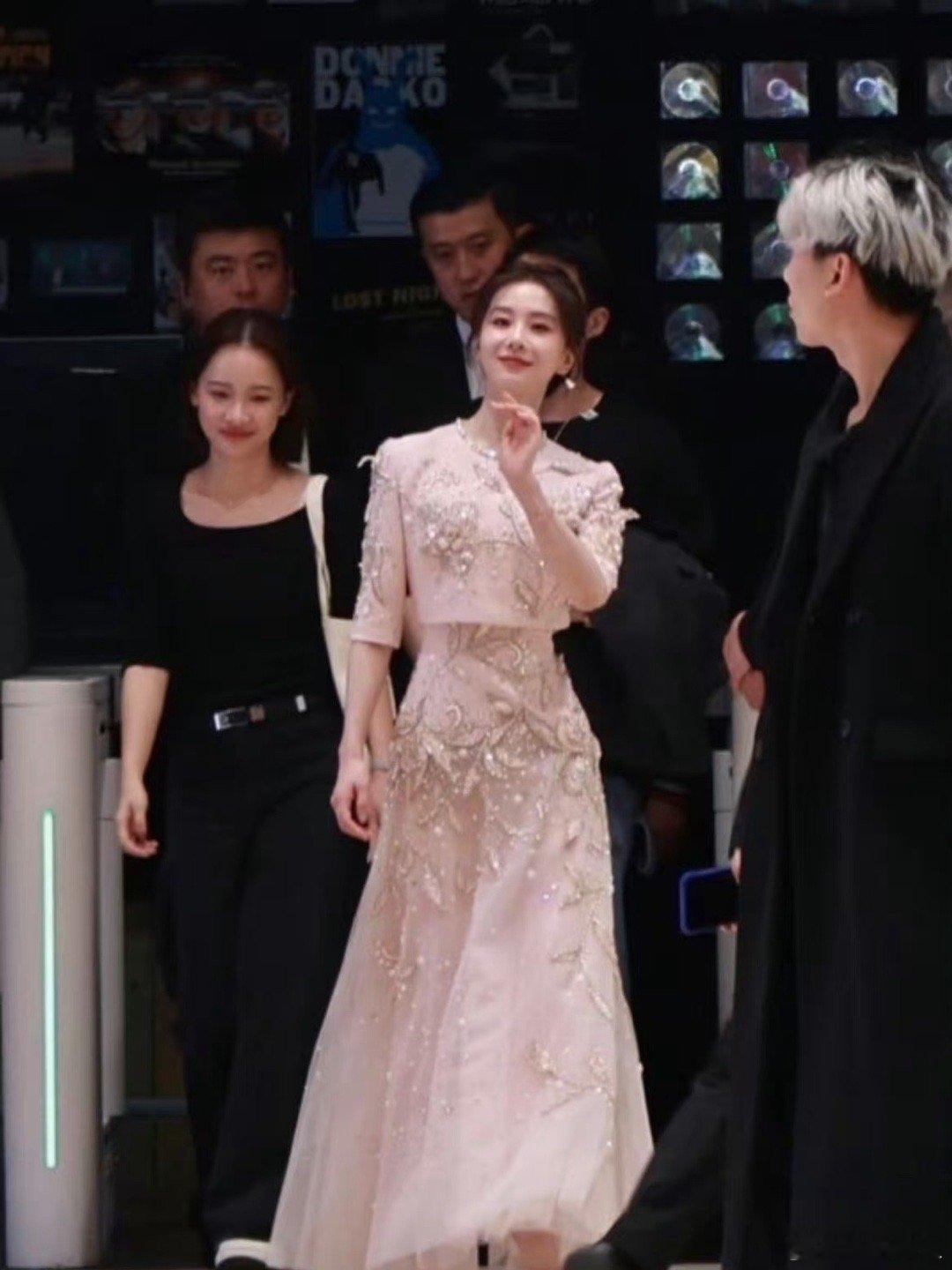 刘诗诗白瓷妆 今天的刘诗诗美得很克制，没有过多装饰，仅凭细腻的底妆和精致的眼妆就