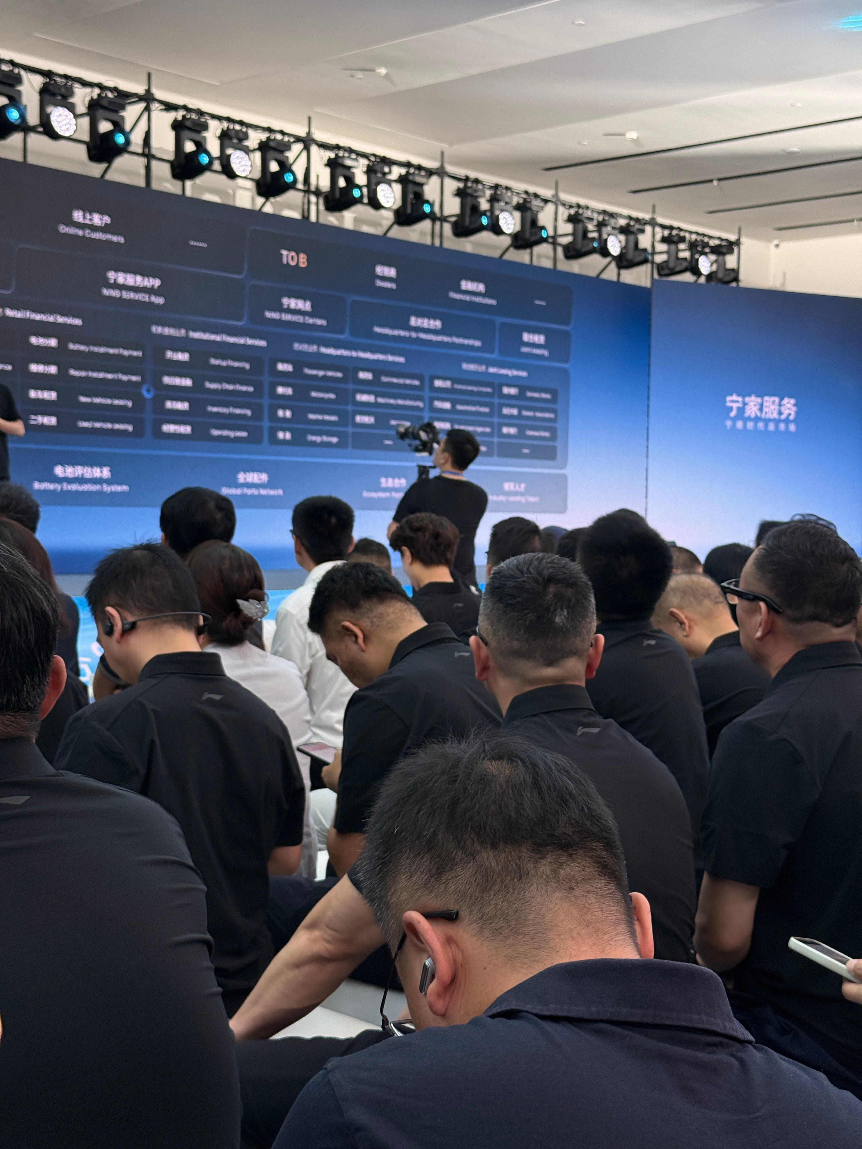 我还以为有dress code呢，清一色黑色速干衣，居然是用电芯蓝膜再生制作的好