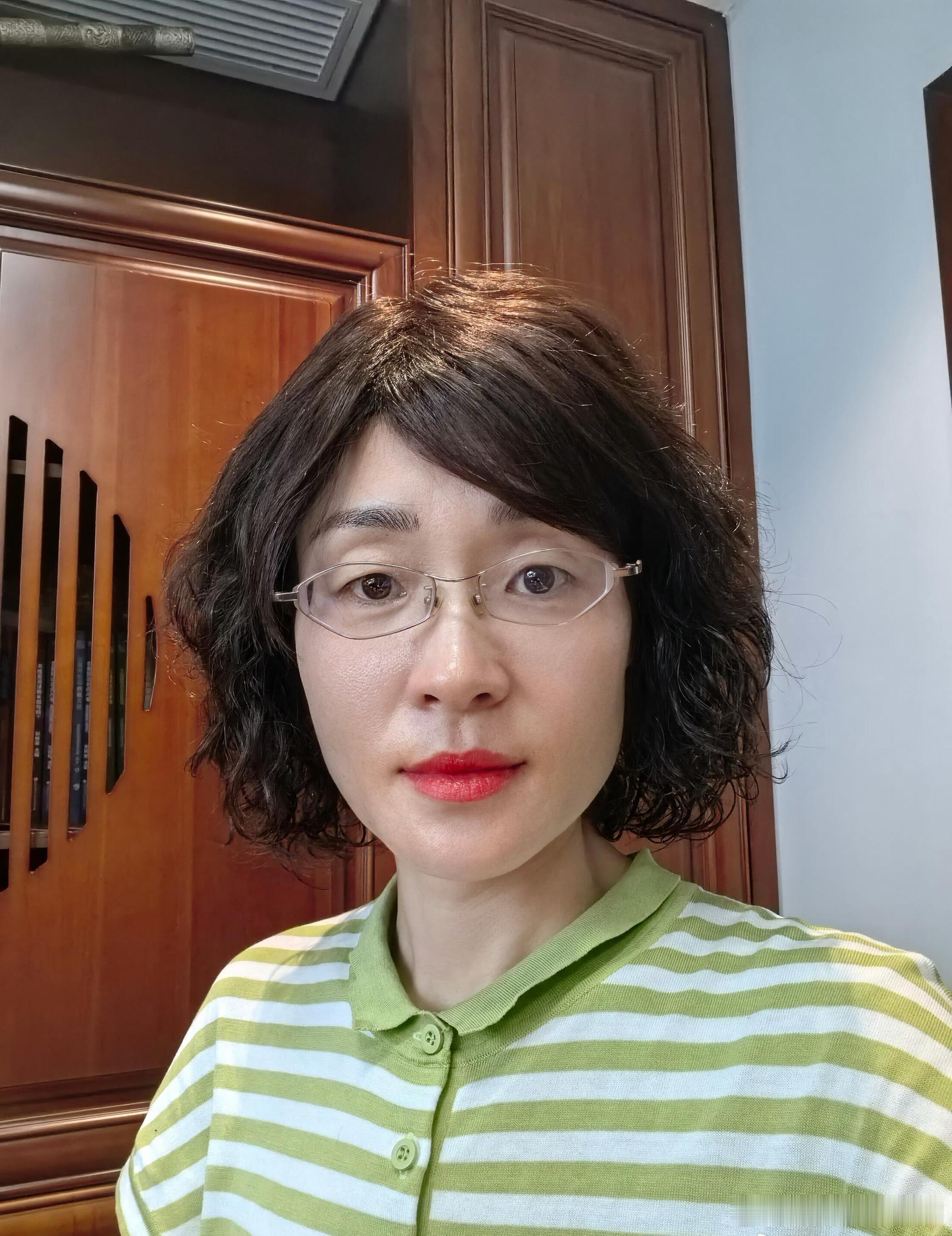 刘晓艳老师的卷发自拍来了这下没人叫她爷爷了吧！[doge] ​​​