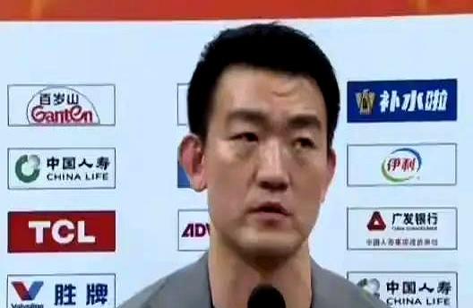通道里那一脚，声响比绝杀还刺耳。
布朗不服气踢安全门，结果大拇趾肿得走路打摆子。
