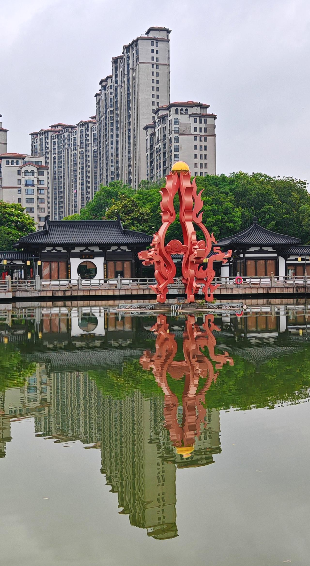 我们总在奔赴远方寻找美景，却常常忽略身边的风景。不用刻意奔赴热门景点，散步途中偶