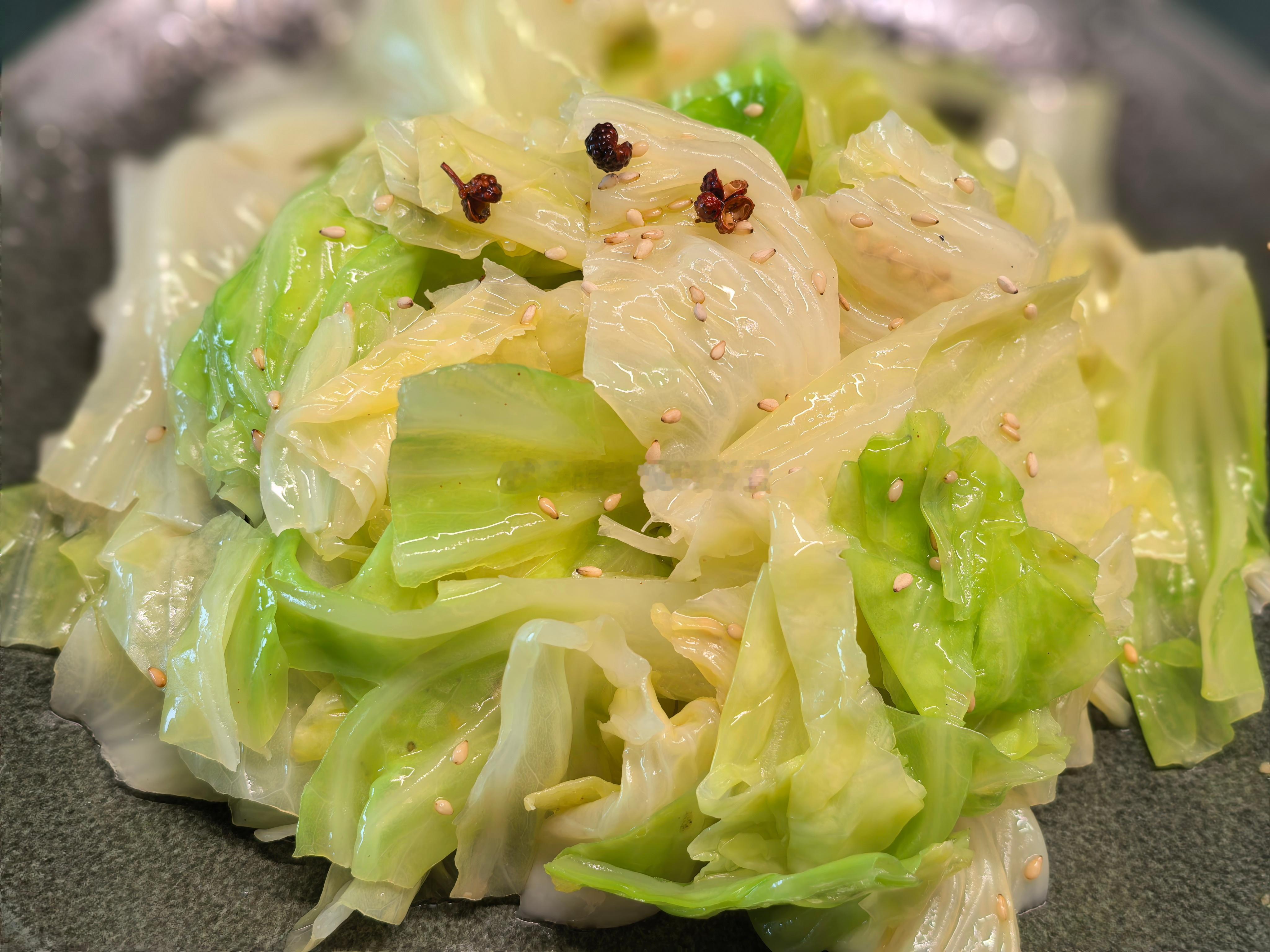 包菜，开水灼一下，捞出来过冷水。一点鸡精一点盐，滚油放一撮花椒，淋上去一拌，我看