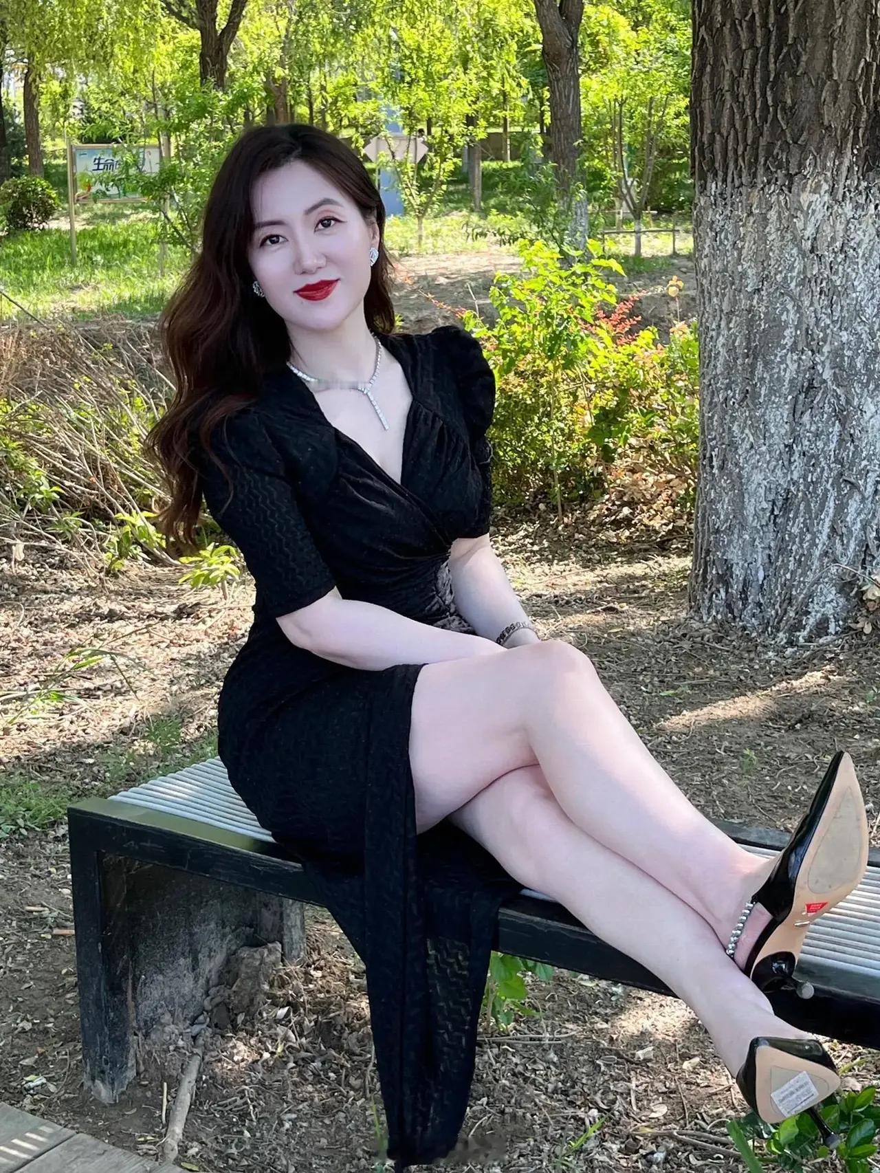 白衣素裙舞，清风拂面香。