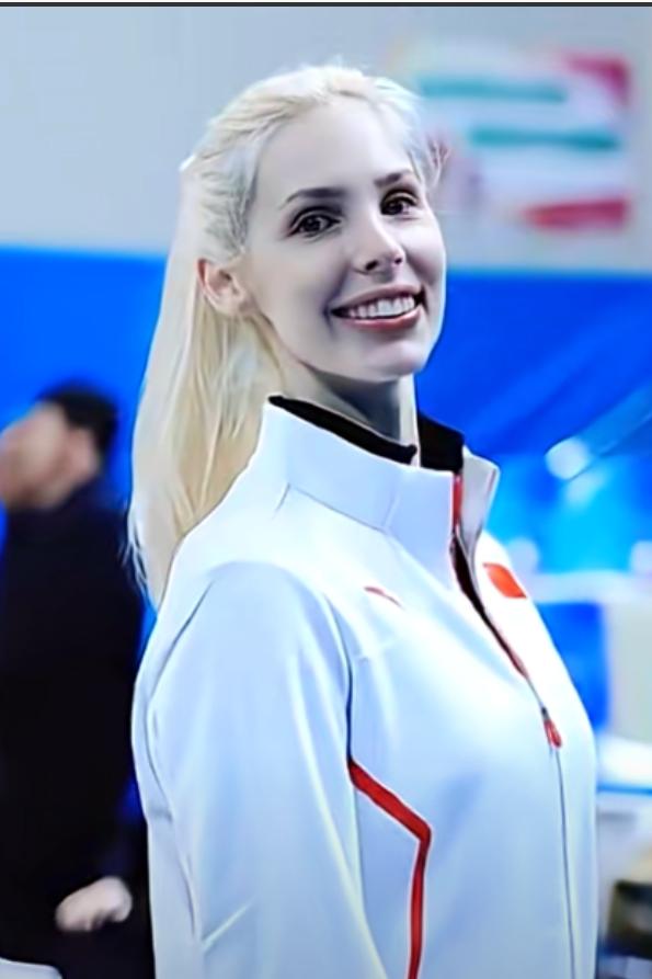 亚运会闭幕式上，中国代表团里一位金发碧眼的美女火出了圈。她身穿中国队的蓝色队服，