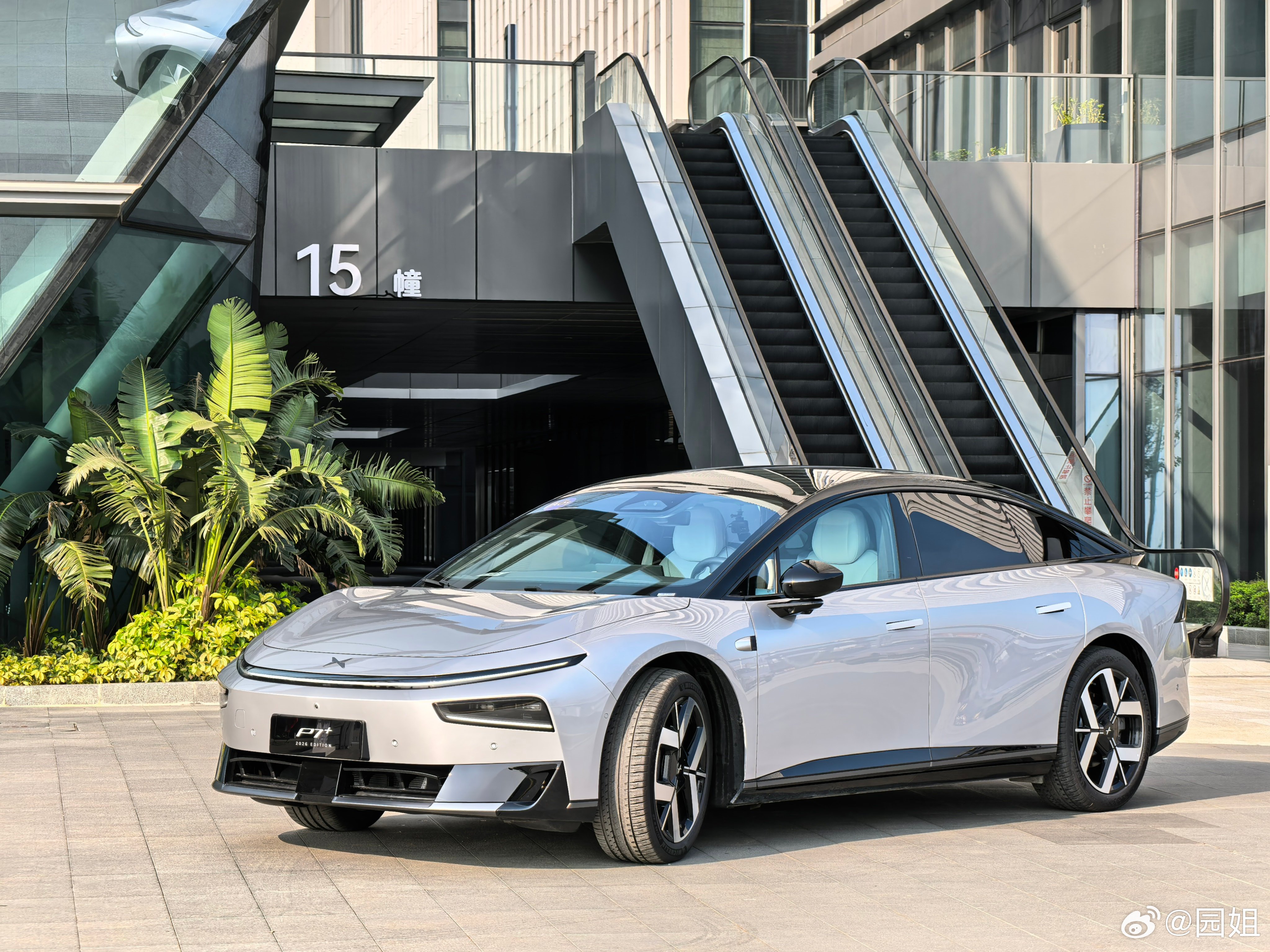 小鹏P7+，这个外观设计还是很有个性的，溜背式轿跑设计，视觉上修长且动感，这个轮