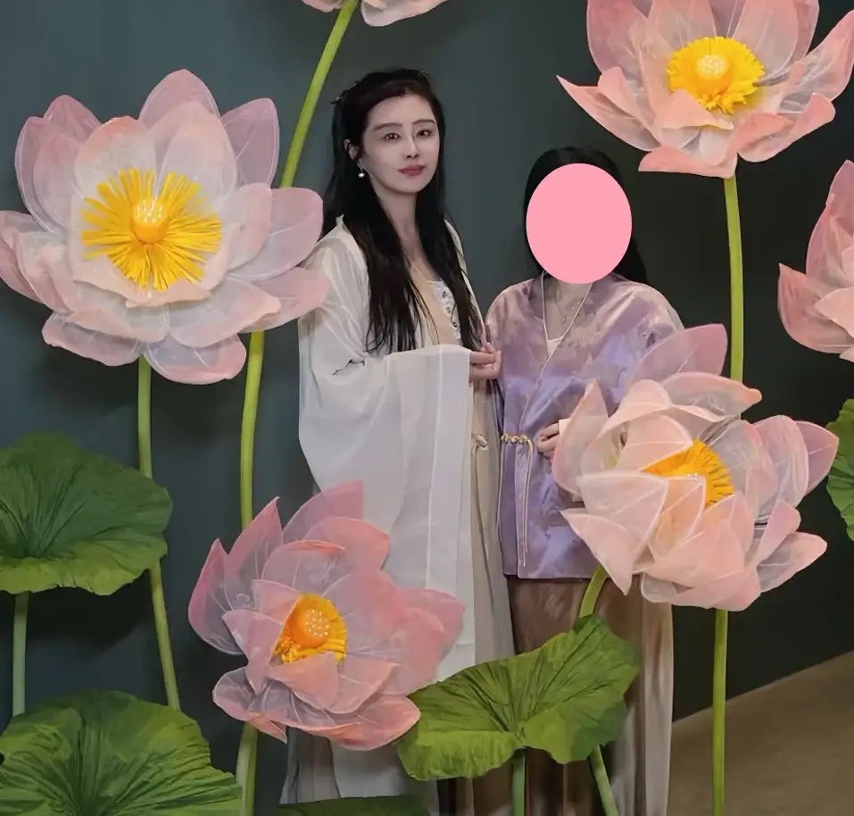 王祖贤在加拿大温哥华举行的第一场线下活动。王祖贤还特地穿上了汉服，看起来仙气飘飘