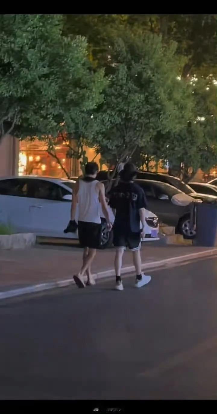 全伊伦照片是宋威龙拍的吗宋威龙凭一己之力让全伊伦解锁流浪汉穿搭 只有神颜才敢这么