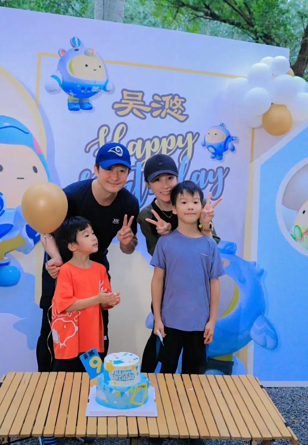 全网女性最羡慕的人是谁？

估计非谢楠莫属。

明明和吴京已经结婚12年，

却