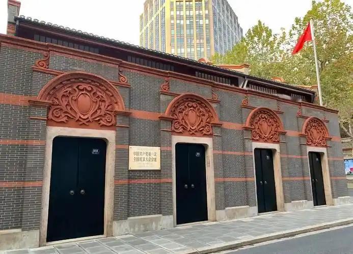 从中共一大到六大，毛主席参加了几次，为什么有些会缺席？
       毛泽东是中