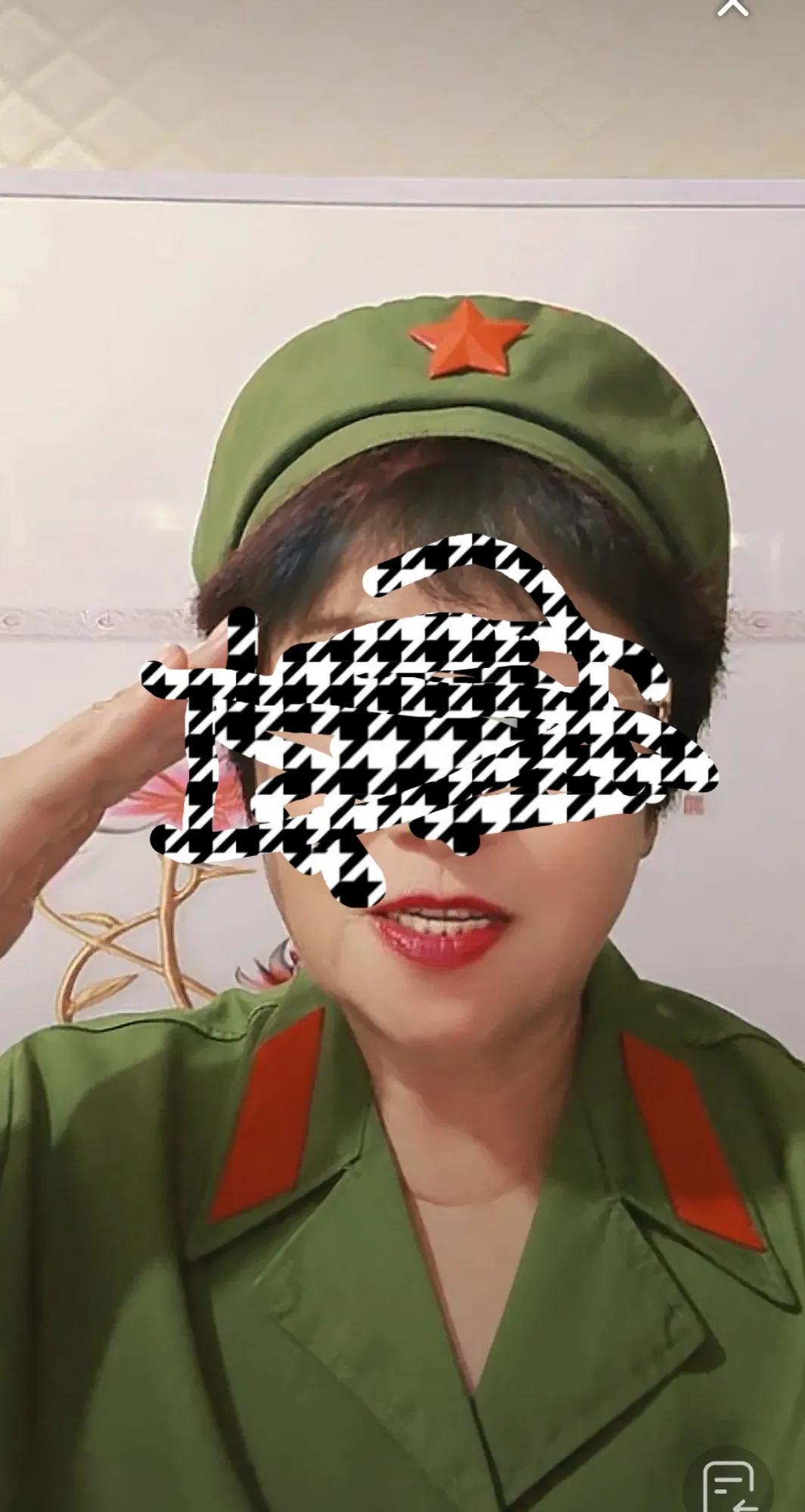 这位退伍女兵在直播间着装符合条令吗？