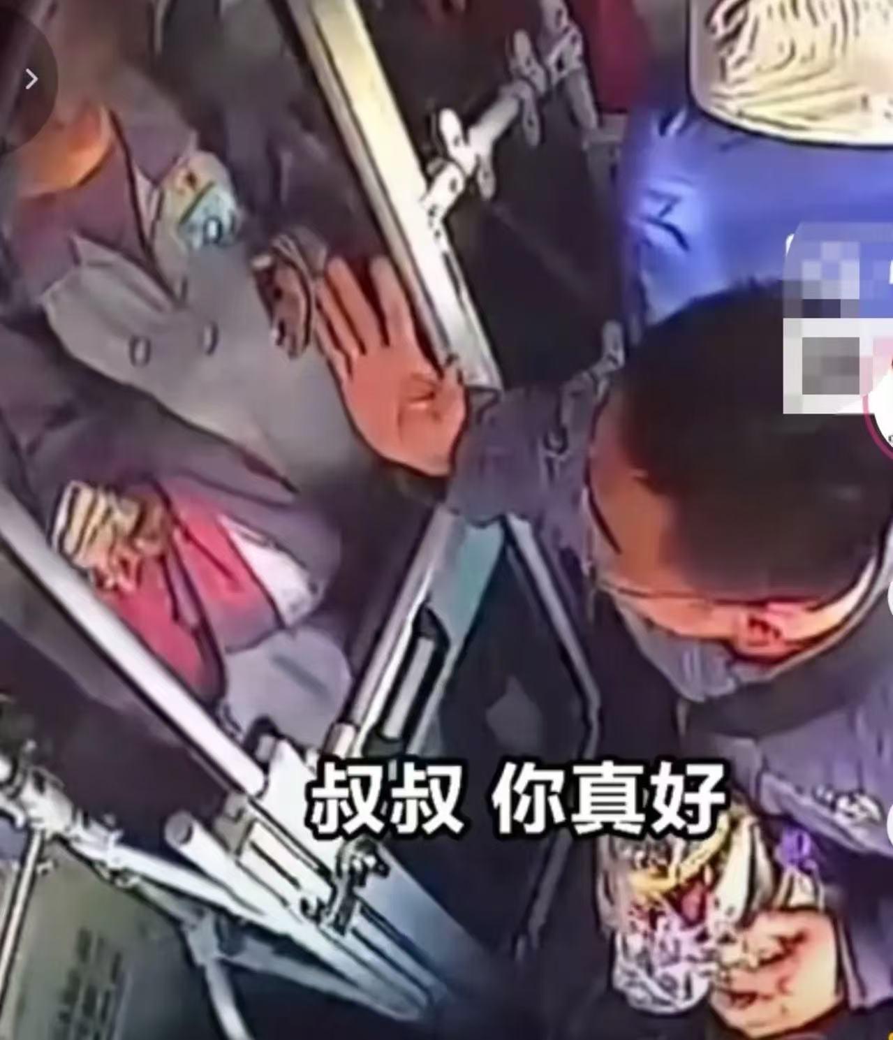 山东青岛，一女孩上公交车后，突然对司机说：“韩叔叔，我今天考了年纪第一，夸夸我。