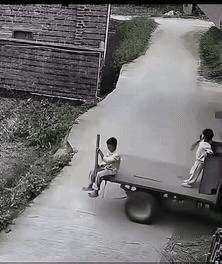 不得不说
这两个小朋友反应真快
话说这母亲也太大意了[笑哭]