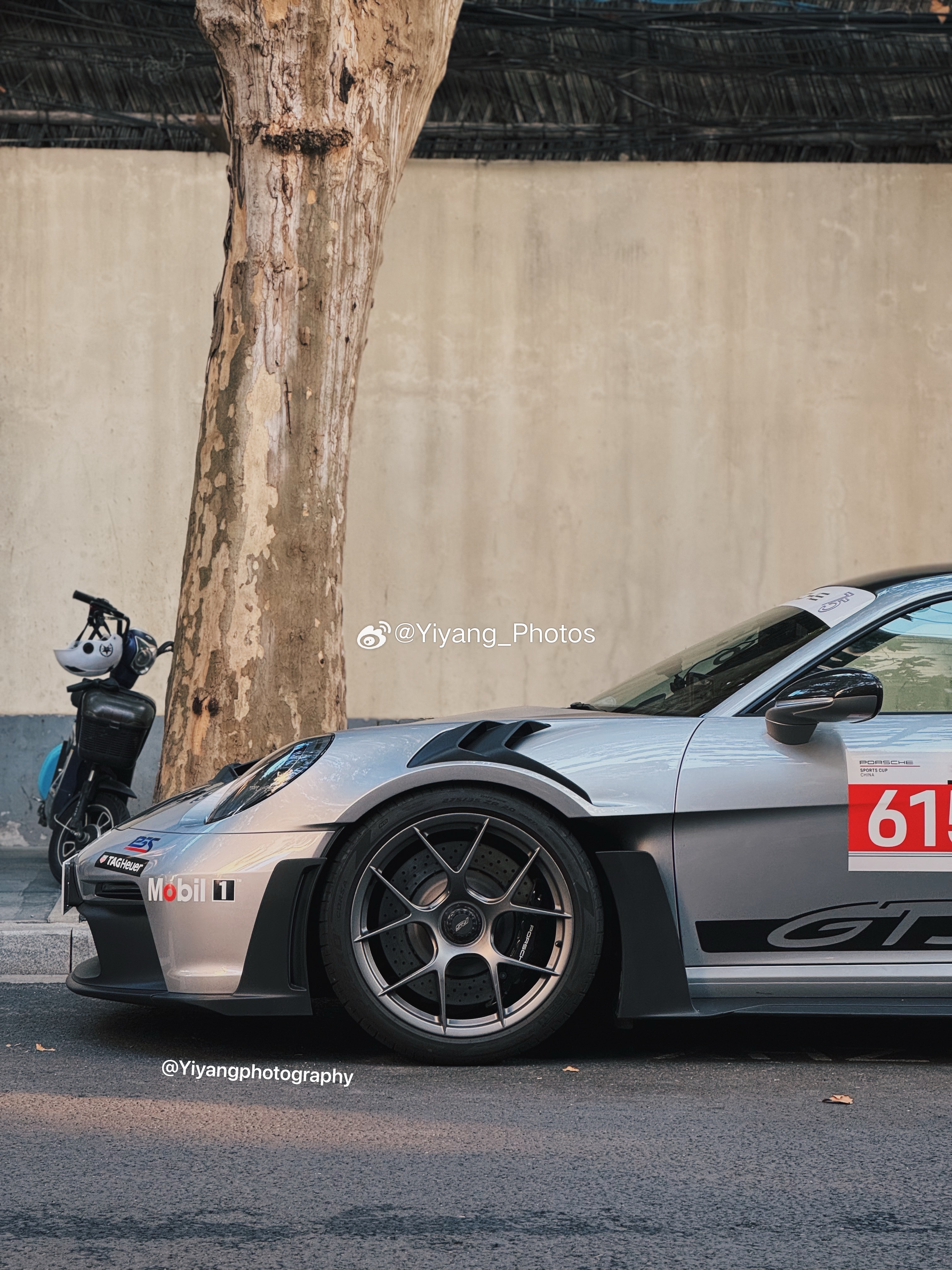 之前在街头见到了992 GT3和Touring之后, 今天又在街头见到了没有官方