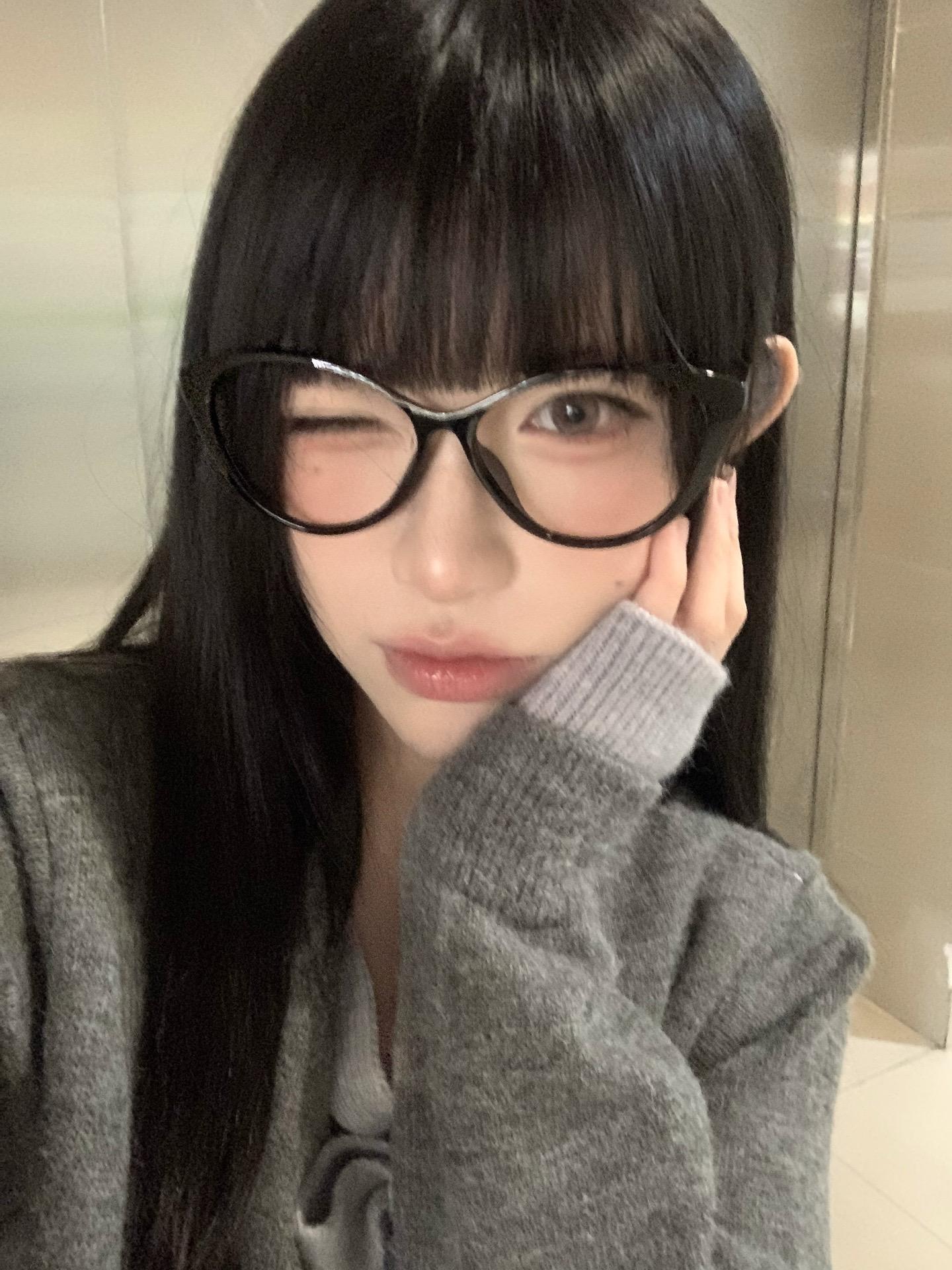 戴上眼镜看起来更聪明啦。