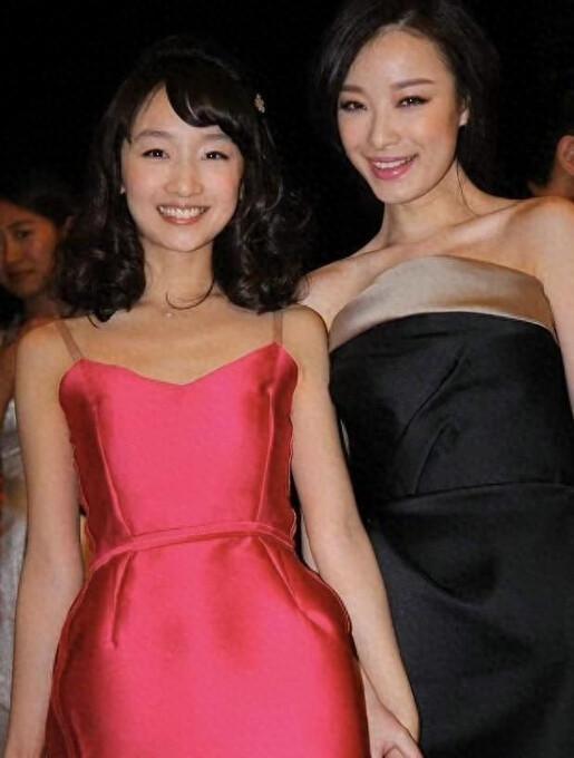 周冬雨倪妮罕见同框，瘦身材超会穿搭，气场竟然不相上下？