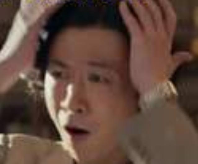 1月28日，张维伊在《小城大事》中饰演的钱昌远，其复古中分长发刘海造型引发热议。