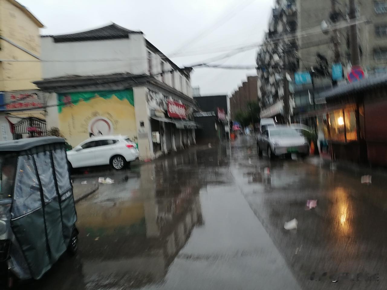 开封市今天下雨了喝胡辣汤的人大幅下降，平时早晨七点开封市胭脂河市场喝胡辣汤吃煎包