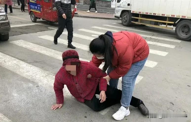 中国人民公安大学李玫瑾，对“扶老被讹”现象给出了建议：凡是扶了老人被要求天价赔偿