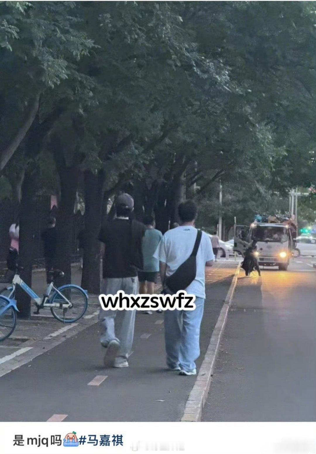 有网友走在路上偶遇到马嘉祺了，而且马嘉祺还没有戴口罩，只是简单带了个帽子，这运气