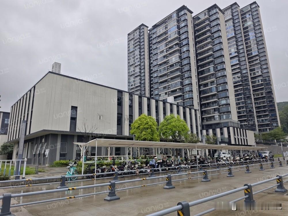 新房卖400多万，现在二手卖190万，融创广府壹号业主亏麻了

写完金碧世纪，有